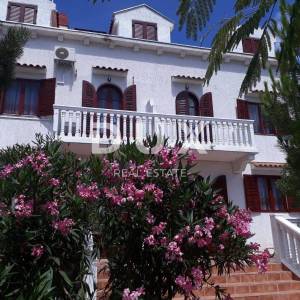 OTOK RAB, BARBAT - Vila s 5 apartmana 250 m od mora