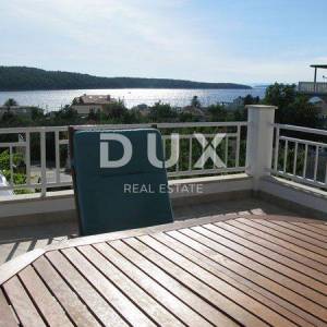 OTOK RAB, BARBAT - vila sa 5 apartmana i bazenom
