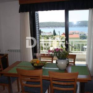 OTOK RAB, BARBAT - vila sa 5 apartmana i bazenom