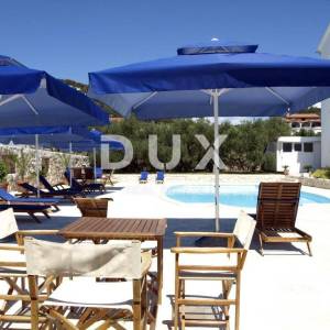 OTOK RAB, BARBAT - vila sa 5 apartmana i bazenom