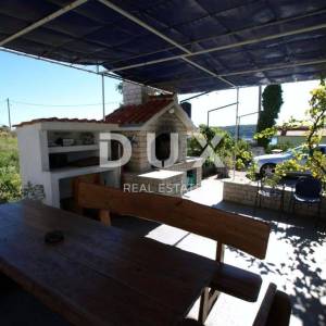 OTOK RAB, BARBAT - vila sa 5 apartmana i bazenom