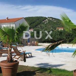 OTOK RAB, BARBAT - vila sa 5 apartmana i bazenom