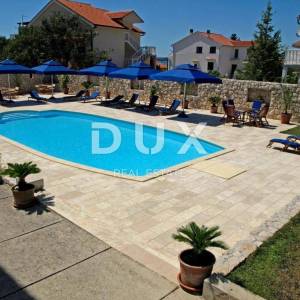 OTOK RAB, BARBAT - vila sa 5 apartmana i bazenom