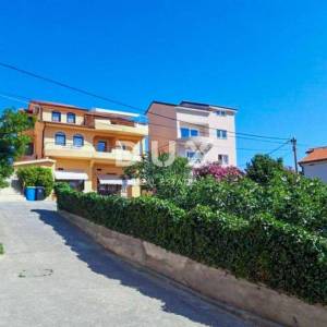 OTOK RAB, LOPAR - Kuća sa 6 apartmana pored Rajske plaže