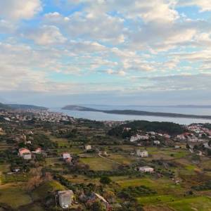OTOK RAB, MUNDANIJE - Građevinsko zemljište u blizini centra