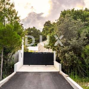 OTOK RAB, PALIT - Moderna vila s bazenom okružena prirodom