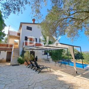 OTOK RAB - PRILIKA! - Četiri stambene jedinice na samo 150 m od mora!