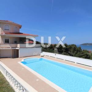 OTOK RAB, SUPETARSKA DRAGA - Prekrasna vila sa bazenom na odličnoj lokaciji