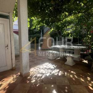 Otok Rab, Supetarska Draga, kuća s 5 apartmana, 1. red do mora