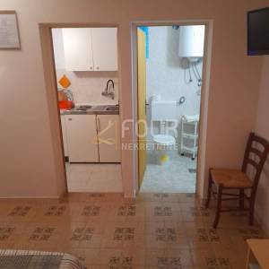 Otok Rab, Supetarska Draga, kuća s 5 apartmana, 1. red do mora