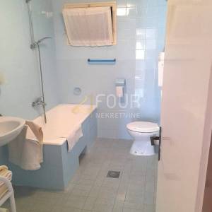 Otok Rab, Supetarska Draga, kuća s 5 apartmana, 1. red do mora