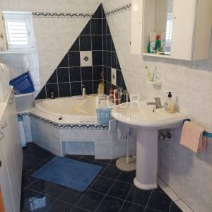 Otok Rab, Supetarska Draga, kuća s 5 apartmana, 1. red do mora