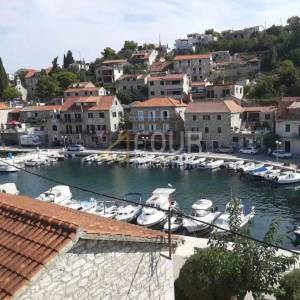 Otok Šolta, kamena starina uz more