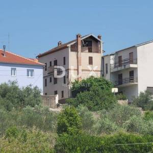 OTOK UGLJAN, KALI - Prostrana kuća 180 m od mora s četiri etaže i tri parkirna mjesta!