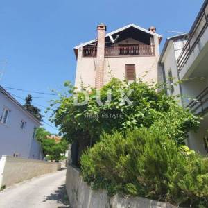OTOK UGLJAN, KALI - Prostrana kuća 180 m od mora s četiri etaže i tri parkirna mjesta!