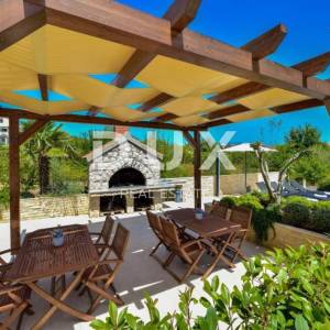 OTOK UGLJAN, KUKLJICA - Prekrasna apartmanska vila s bazenom
