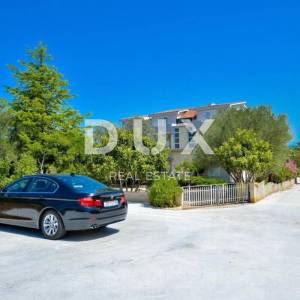 OTOK UGLJAN, KUKLJICA - Prekrasna apartmanska vila s bazenom