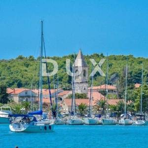 OTOK UGLJAN, KUKLJICA - Prekrasna apartmanska vila s bazenom