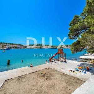 OTOK UGLJAN, KUKLJICA - Prekrasna apartmanska vila s bazenom
