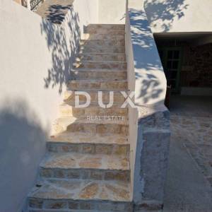 OTOK UGLJAN, SUTOMIŠĆICA - uređena autohtona kuća blizu mora