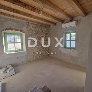 OTOK UGLJAN, SUTOMIŠĆICA - uređena autohtona kuća blizu mora