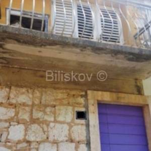 Otok Vis, grad Vis, kamena kuća 66m2, prodaja