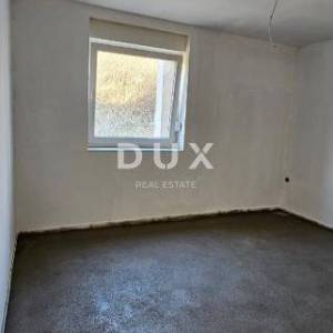 PAG, GRAD PAG - Kuća s 4 apartmana i prostranom okućnicom 