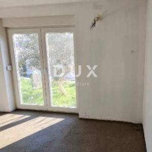 PAG, GRAD PAG - Kuća s 4 apartmana i prostranom okućnicom 