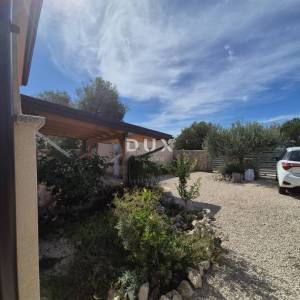 PAG, JAKIŠNICA - Intimna oaza prepuna mediteranskog bilja