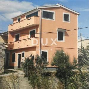 PAG - Kuća s tri apartmana s pogledom na more