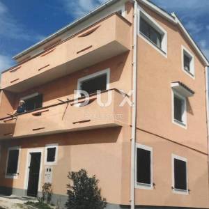 PAG - Kuća s tri apartmana s pogledom na more
