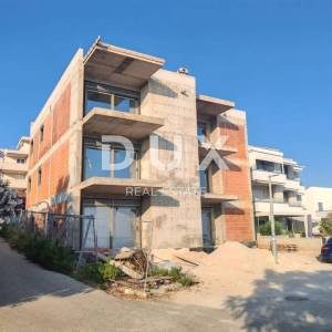 PAG, MANDRE - moderan stan prvi red do mora, novogradnja, terasa, parking, pogled na more