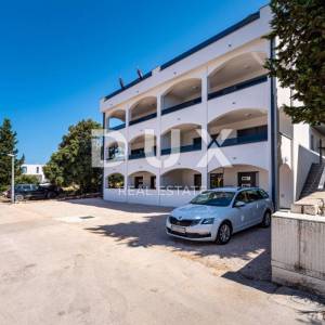 PAG, MANDRE- stan 65m2  prizemlje u neposrednoj blizini mora i plaže