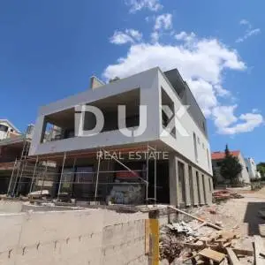 PAG, NOVALJA - Dvoetažni penthouse s krovnom terasom