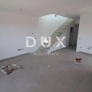 PAG, NOVALJA - Dvoetažni penthouse s krovnom terasom
