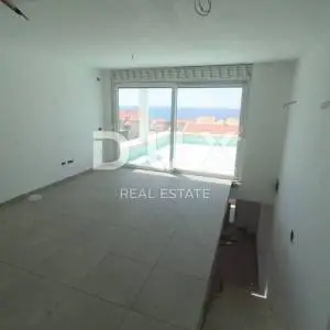 PAG, NOVALJA - Dvoetažni penthouse s krovnom terasom