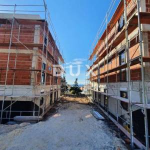 PAG, NOVALJA - Dvoetažni penthouse s krovnom terasom
