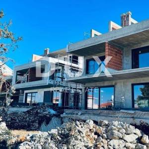 PAG, NOVALJA - Dvoetažni penthouse s krovnom terasom