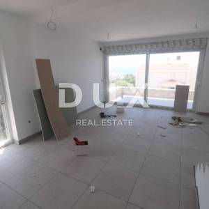 PAG, NOVALJA - Dvosobni apartman s bazenom u urbanoj vili