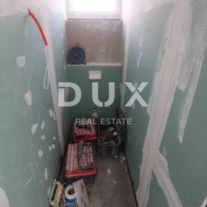 PAG, NOVALJA - Dvosobni apartman s bazenom u urbanoj vili