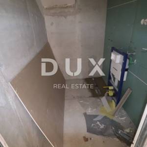 PAG, NOVALJA - Dvosobni apartman s bazenom u urbanoj vili