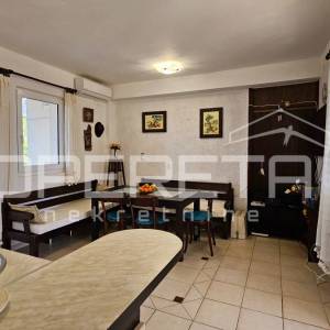 Pag, Potočnica - Kuća s tri apartmana i pogledom na more