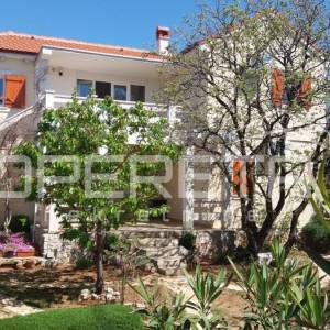 Pag, Potočnica - Kuća s tri apartmana i pogledom na more