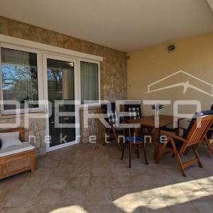 Pag, Potočnica - Kuća s tri apartmana i pogledom na more