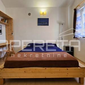 Pag, Potočnica - Kuća s tri apartmana i pogledom na more