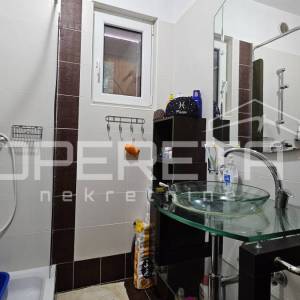 Pag, Potočnica - Kuća s tri apartmana i pogledom na more