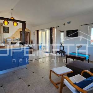 Pag, Potočnica - Kuća s tri apartmana i pogledom na more