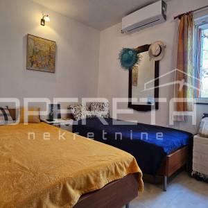 Pag, Potočnica - Kuća s tri apartmana i pogledom na more