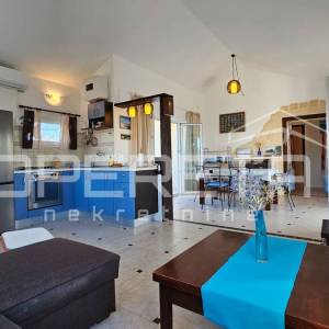Pag, Potočnica - Kuća s tri apartmana i pogledom na more