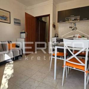 Pag, Potočnica - Kuća s tri apartmana i pogledom na more